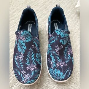 NEW! Skechers floral print navy blue shoes, size 7.5
